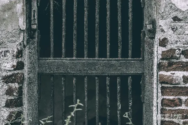 有铁栅栏的老牢房