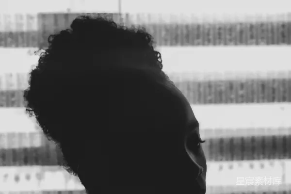 高清摄影 灰度照片中的女人穿着黑色衬衫。
