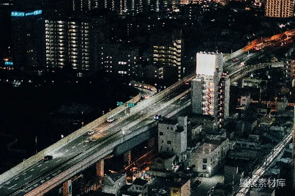 璀璨的城市夜景中灯火辉煌的建筑