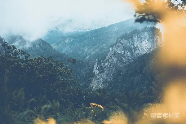 白天覆雪的山峰