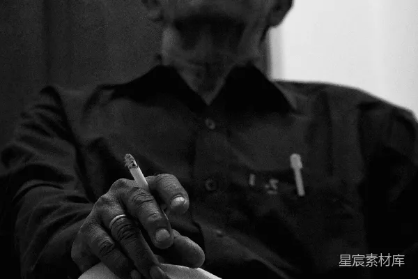 高清摄影 灰度照片中的男人正在吸烟。