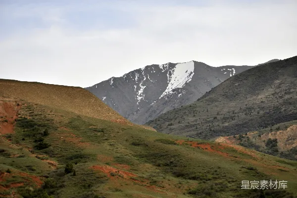 山峦的景色，山顶覆着白雪。