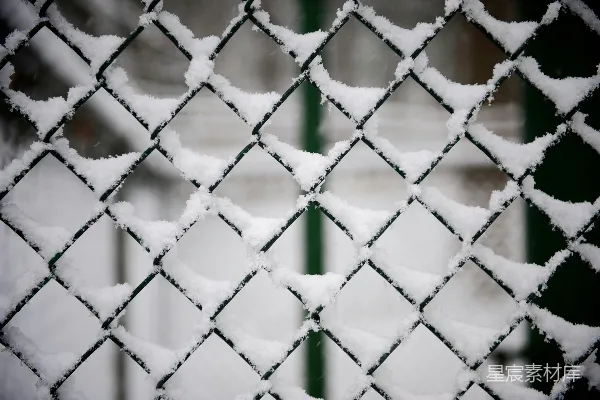 白雪覆盖的黑色金属围栏