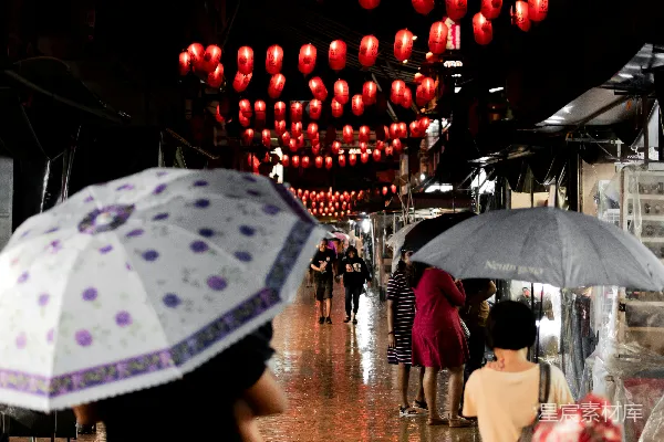 夜间行人走在湿滑的路上