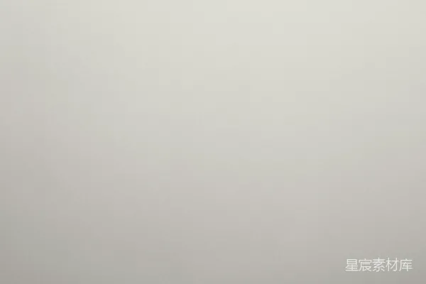 高清摄影 一张黑白照片，天空中雾气弥漫。