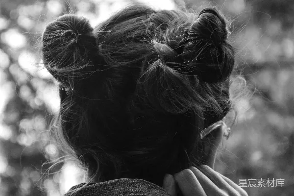高清摄影 灰度照片中的女人用头发遮住脸。