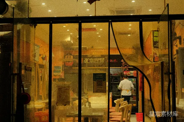 站在商店里的人