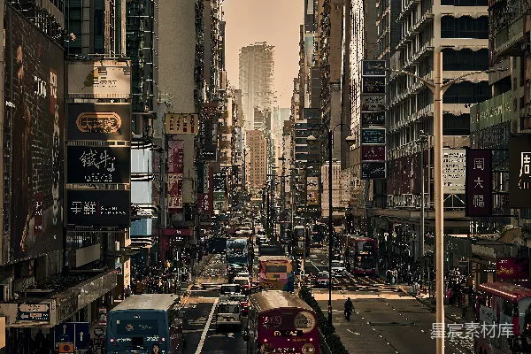 一条街道上挤满了高大的建筑物