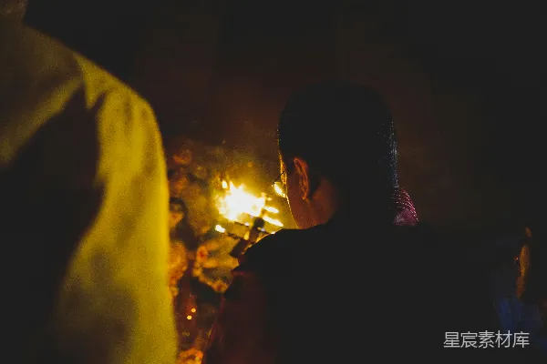 一个男人正在看火。