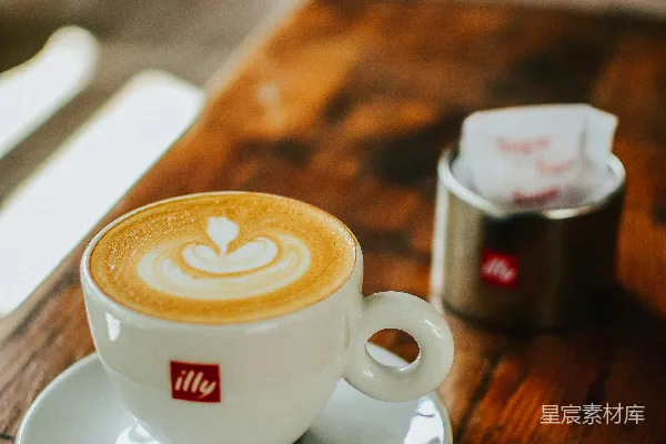 白瓷杯配棕色木桌上的一只茶碟
