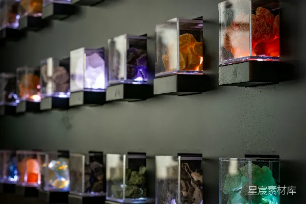 各种彩色矿物陈列在展示柜中。