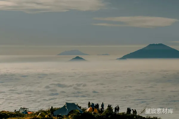 一群人在山顶上站立。