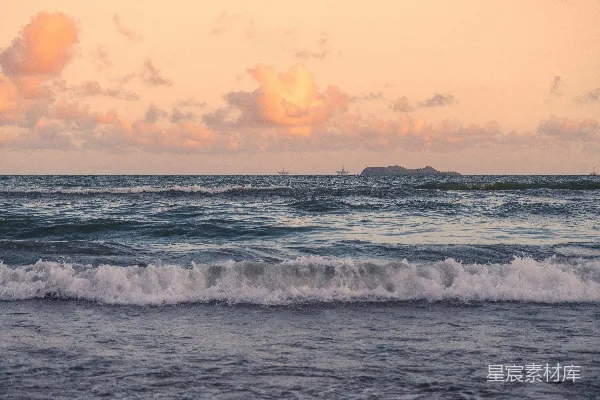 白天乌云密布下的海浪