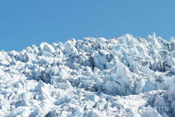 滑雪板运动员位于山顶中间
