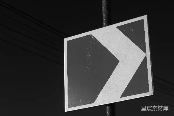 高清摄影 一个杆子上的路标，背景中有电线。