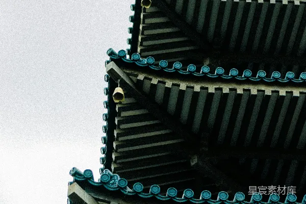 高楼顶部的一座钟表