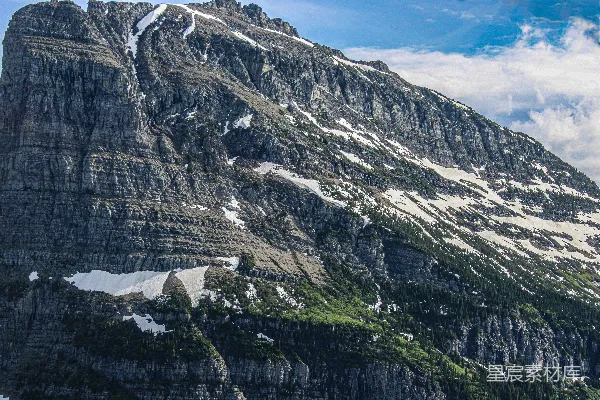 一座山顶覆盖着白雪的高山