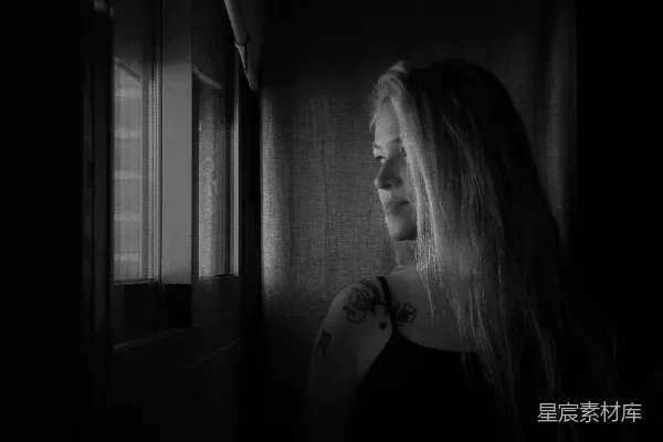 高清摄影 穿着黑色背心的女人站在窗户附近。