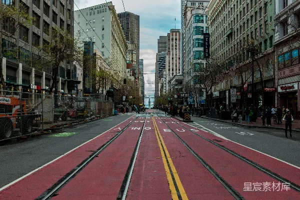 白天高楼之间道路上的车辆