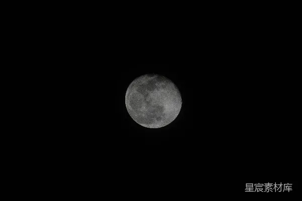 高清摄影 一轮满月在漆黑的夜空中出现