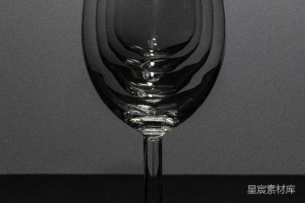 高清摄影 一个酒杯放在桌子上面