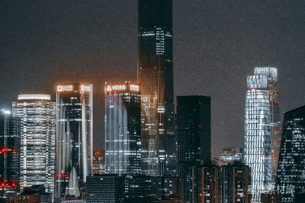 夜晚的城市有许多高大的建筑物
