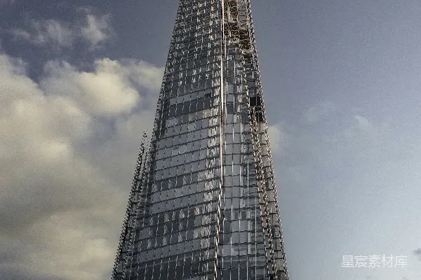 一座矗立在天空背景之中的高楼。