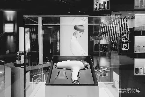 高清摄影 一张黑白照片，展示了一个商店的陈列。