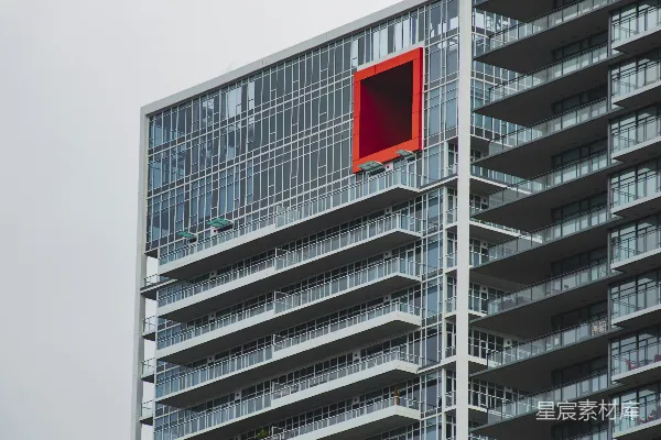 高清摄影 一座高大的建筑中间有一个红色的正方形。