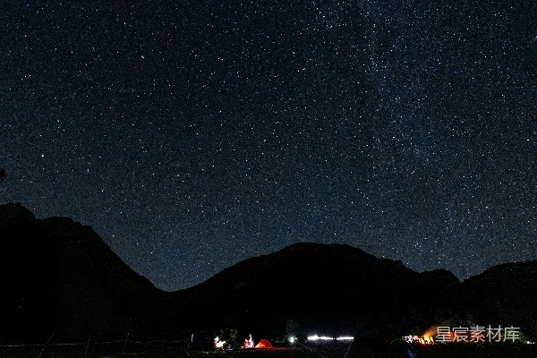 星空下的轮廓山脉
