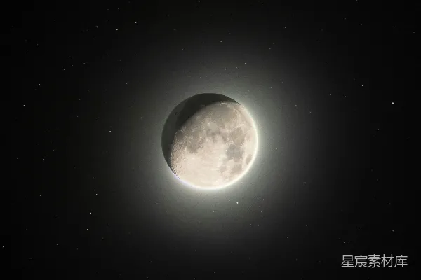 半轮明月高悬在星光璀璨的夜空