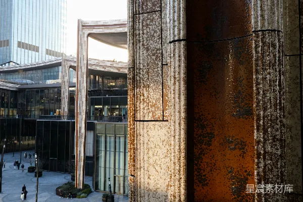 现代建筑带有纹理金属柱和玻璃建筑。