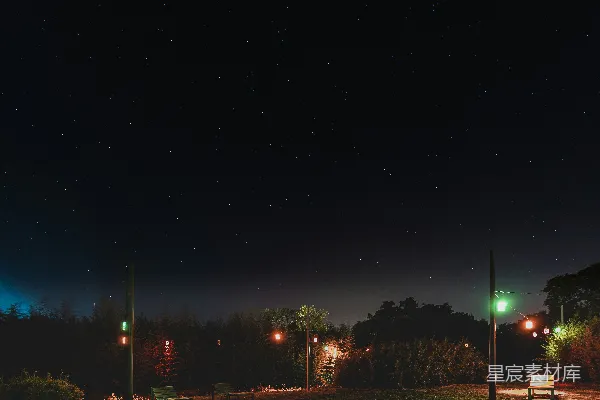 夜晚绿灯亮起
