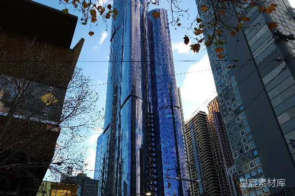 城市中一座非常高大的建筑物的景象