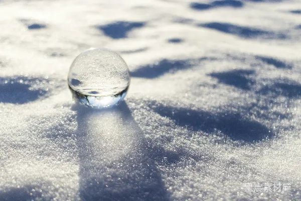 高清摄影 白雪上的透明玻璃球