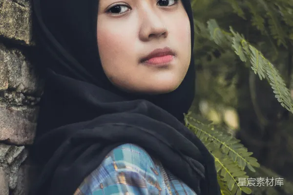 蓝白格纹长袍搭配黑色头巾的女人