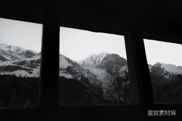 高清摄影 透过三扇暗窗望见雪山