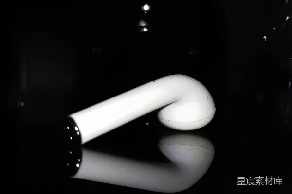 高清摄影 一张黑白照片，上面有一个白色物体。