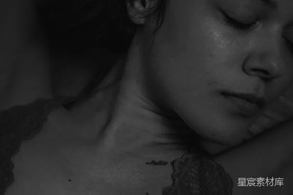 高清摄影 穿黑色蕾丝上衣的女人