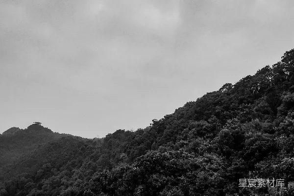 高清摄影 一张黑白照片，展示了一座山的侧面。