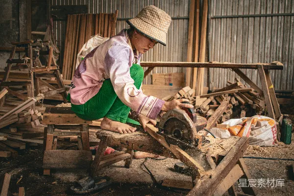 女工在工作坊中使用锯子。