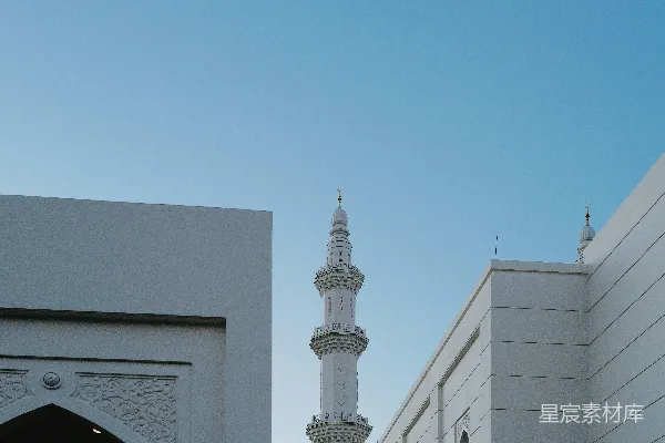 一座白制的清真寺尖塔矗立在湛蓝的天空中