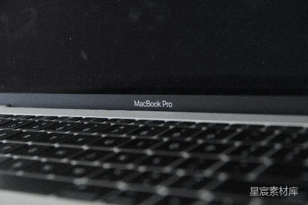 一本MacBook Pro的特写镜头放在桌子上