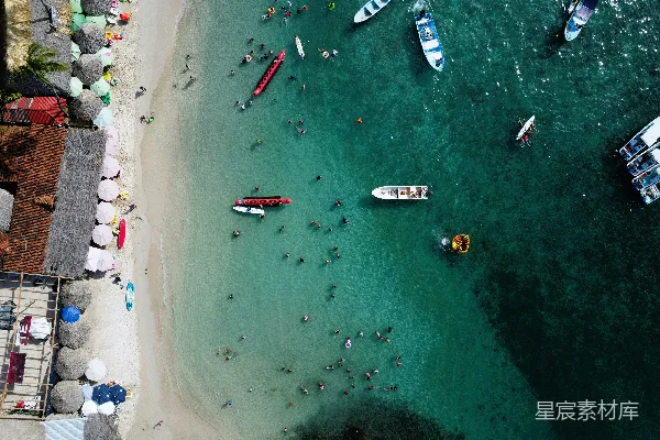 一队船只漂浮在水体之上