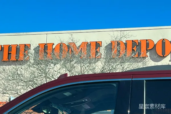 一辆红色的车停在了一家Home Depot门前。