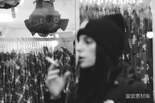 一个女人站在服装店前
