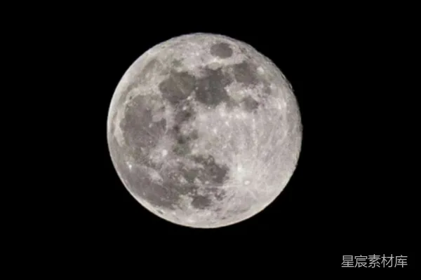 高清摄影 一轮满月在黑暗的天空中显现。