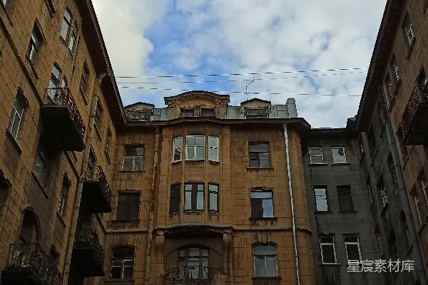 一座有着许多窗户的高大建筑物