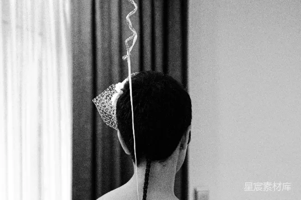 高清摄影 穿着白色花卉连衣裙的女人
