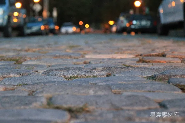 夜间灰色混凝土路面上的水滴